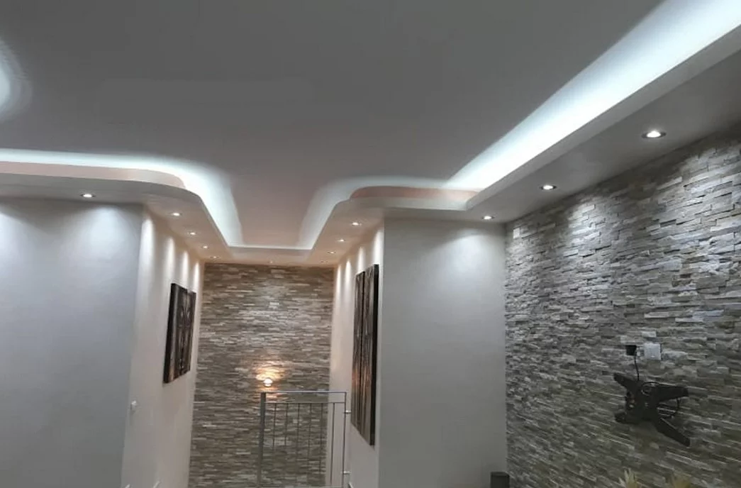Bandeaux LED périphériques warm chauds intégrés en gorge de faux plafond avec éclairage doux indirect