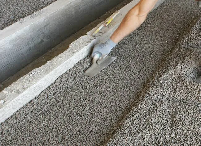 Chape allégée avec billes de polystyrène incorporées pour isolation phonique et allégement structurel en rénovation