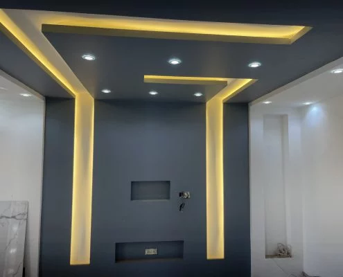 Faux plafond acoustique blanc neutre avec panneaux absorbants pour réduction du bruit en pièce d'usage familial