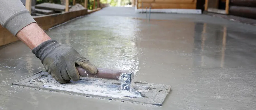 Ragréage autolissant appliqué à la spatule crantée pour rattraper les défauts de planéité d'un support existant