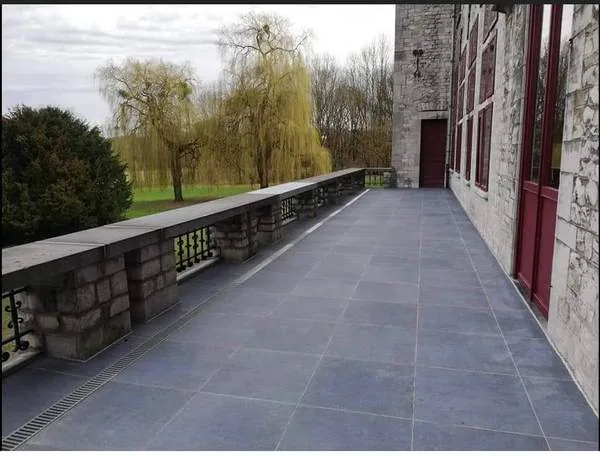 Terrasse en dallage béton grand format teinte gris minéral, aspect brut contemporain et joints serrés